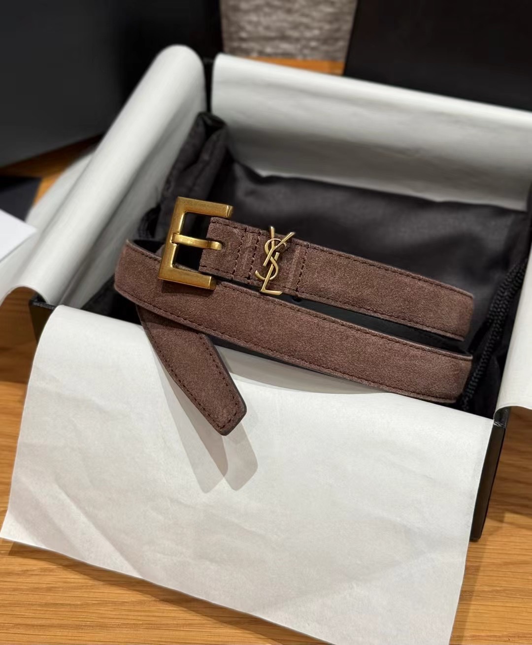 圣家新款腰带这款采用麂皮设计，背面采用小牛皮制作，质感满满，搭配复古五金方形针扣品牌logo标识，简约百