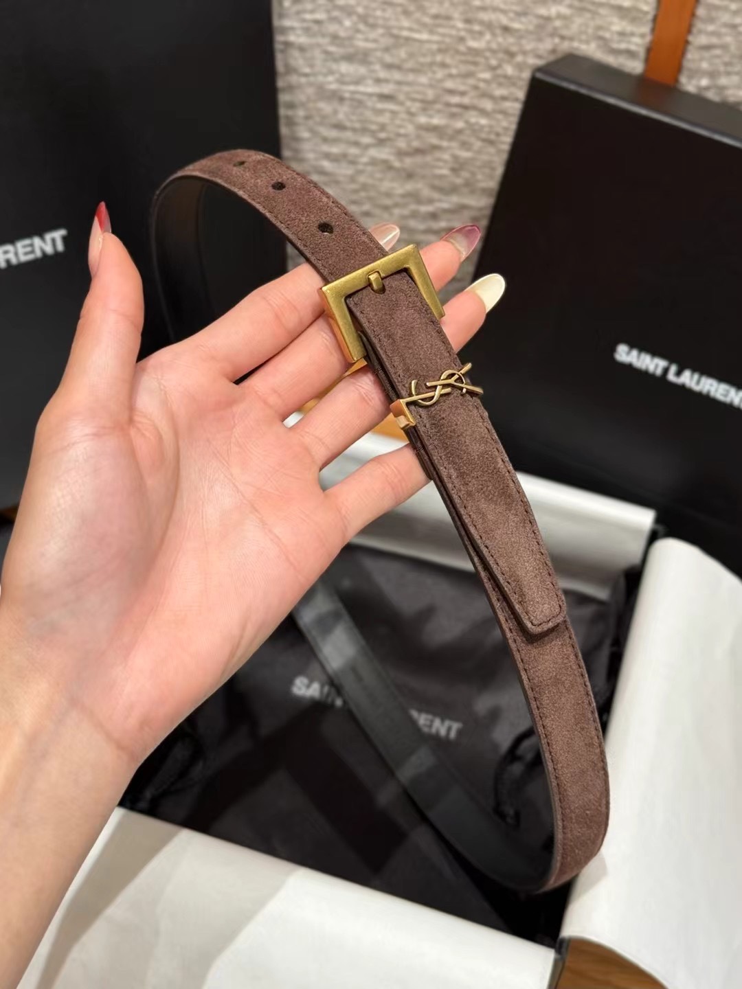 圣家新款腰带这款采用麂皮设计，背面采用小牛皮制作，质感满满，搭配复古五金方形针扣品牌logo标识，简约百