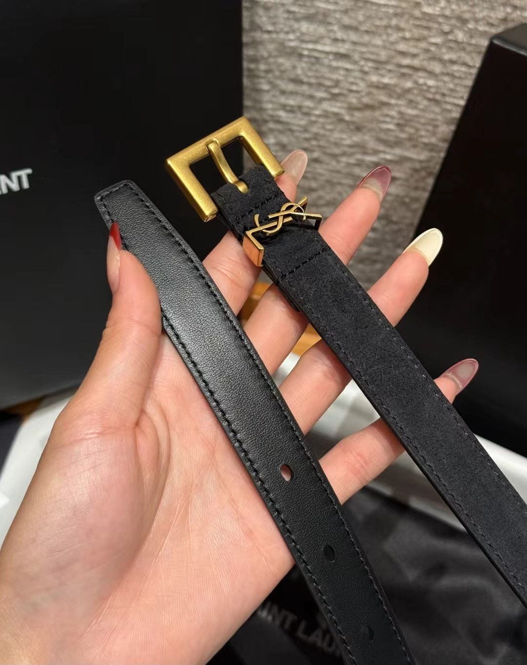 圣家新款腰带这款采用麂皮设计，背面采用小牛皮制作，质感满满，搭配复古五金方形针扣品牌logo标识，简约百