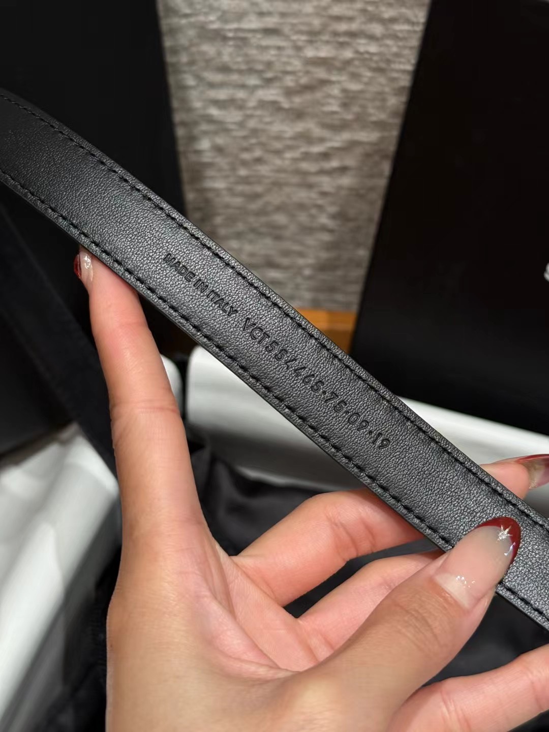 圣家新款腰带这款采用麂皮设计，背面采用小牛皮制作，质感满满，搭配复古五金方形针扣品牌logo标识，简约百