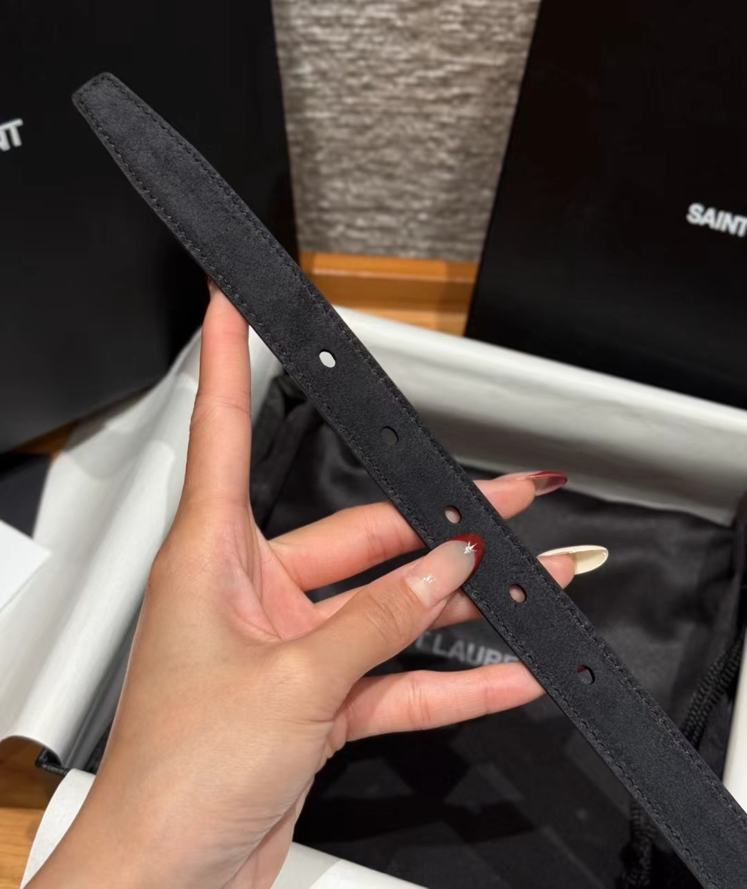 圣家新款腰带这款采用麂皮设计，背面采用小牛皮制作，质感满满，搭配复古五金方形针扣品牌logo标识，简约百