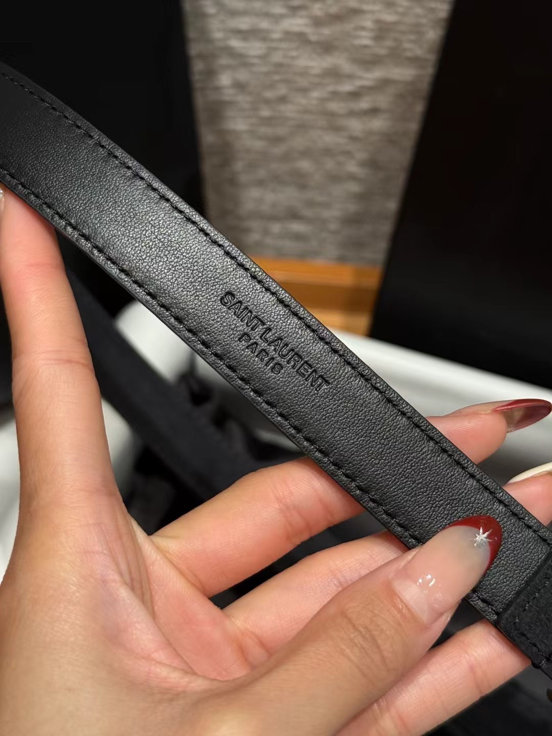圣家新款腰带这款采用麂皮设计，背面采用小牛皮制作，质感满满，搭配复古五金方形针扣品牌logo标识，简约百