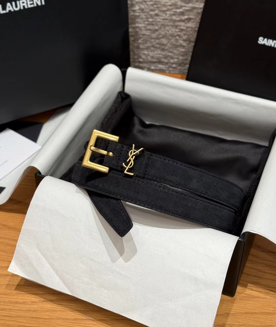 圣家新款腰带这款采用麂皮设计，背面采用小牛皮制作，质感满满，搭配复古五金方形针扣品牌logo标识，简约百