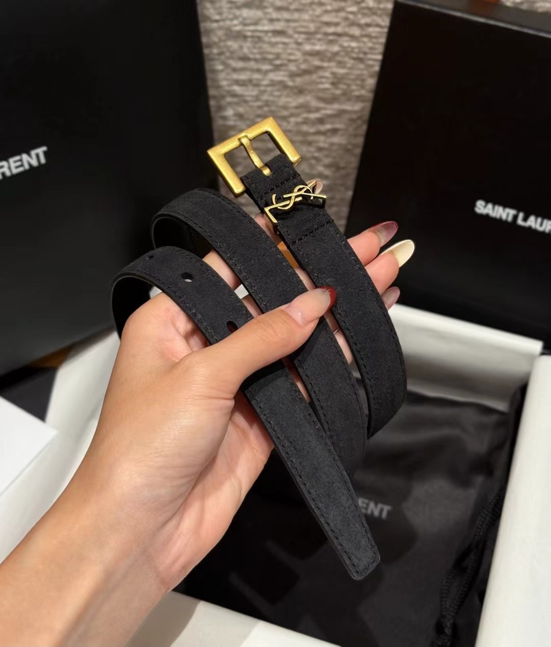 圣家新款腰带这款采用麂皮设计，背面采用小牛皮制作，质感满满，搭配复古五金方形针扣品牌logo标识，简约百