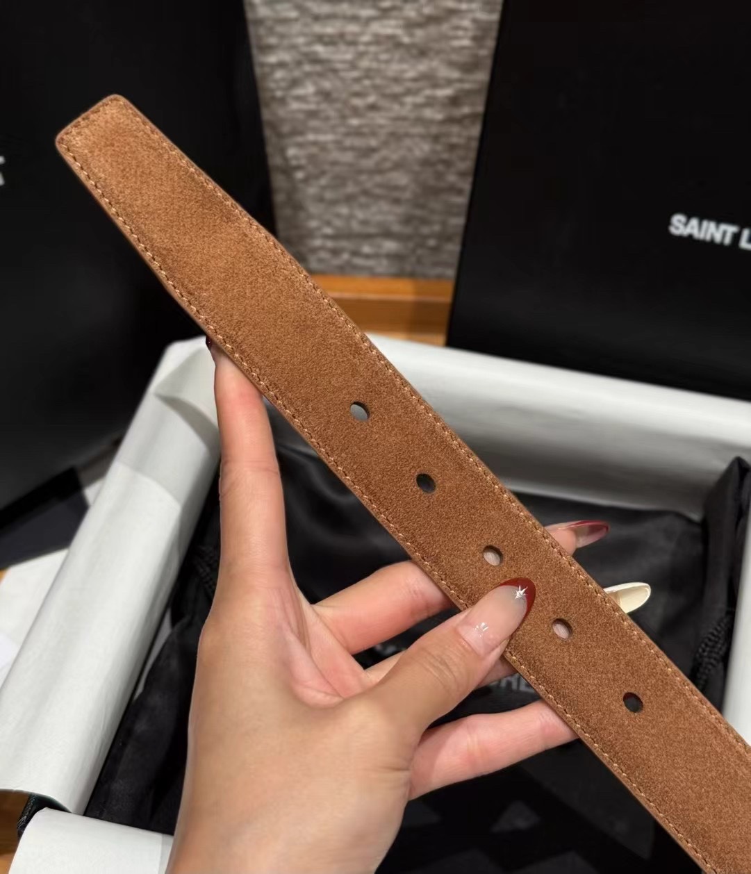 圣家新款腰带这款采用麂皮设计，背面采用小牛皮制作，质感满满，搭配复古五金方形针扣品牌logo标识，简约百