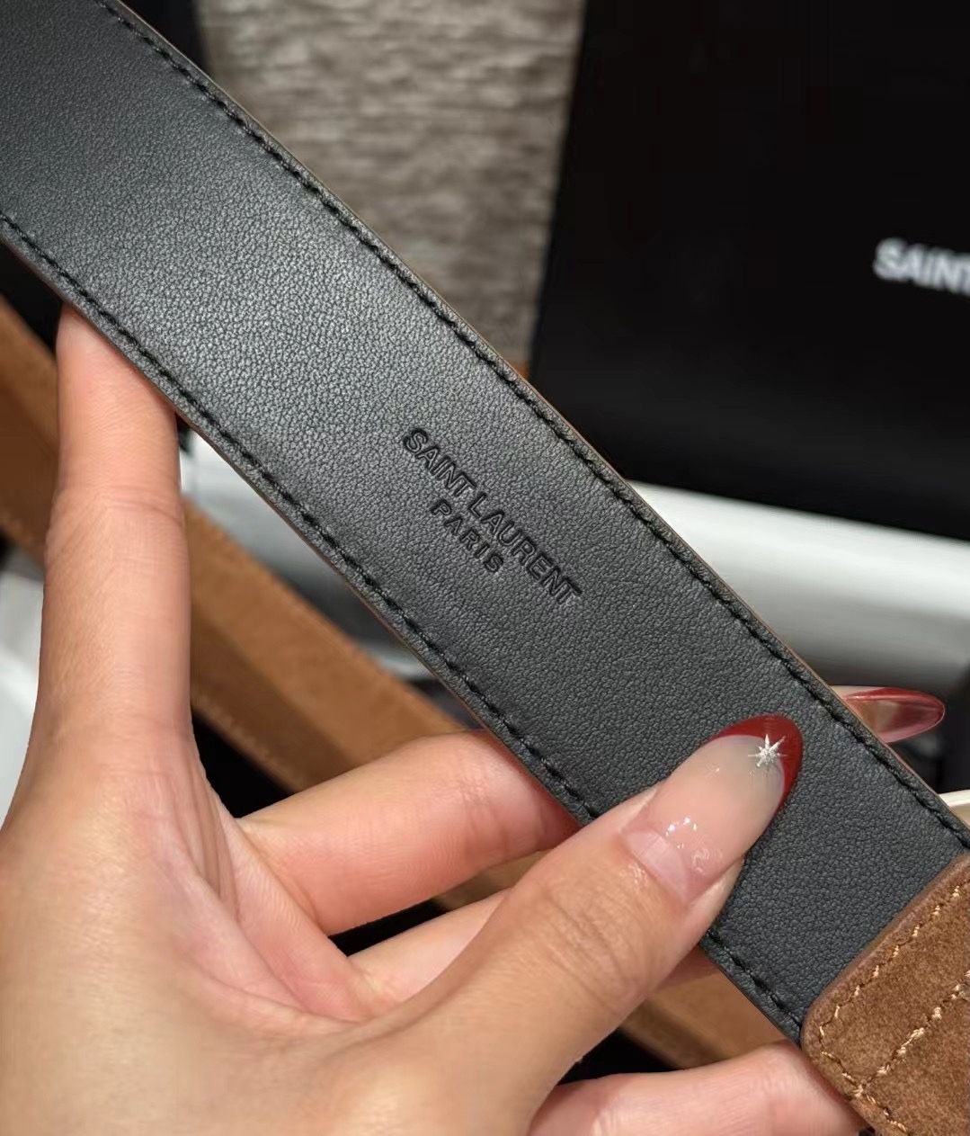 圣家新款腰带这款采用麂皮设计，背面采用小牛皮制作，质感满满，搭配复古五金方形针扣品牌logo标识，简约百