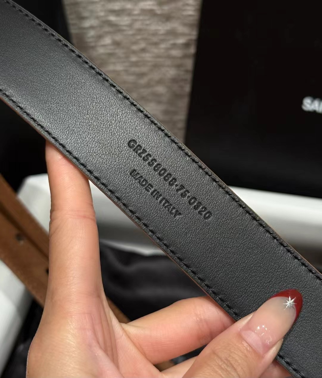 圣家新款腰带这款采用麂皮设计，背面采用小牛皮制作，质感满满，搭配复古五金方形针扣品牌logo标识，简约百