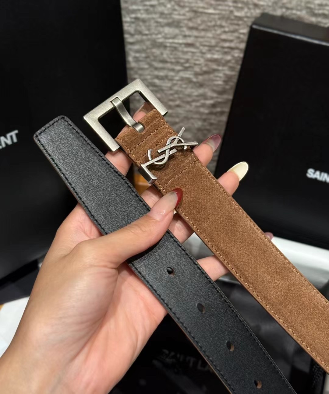 圣家新款腰带这款采用麂皮设计，背面采用小牛皮制作，质感满满，搭配复古五金方形针扣品牌logo标识，简约百