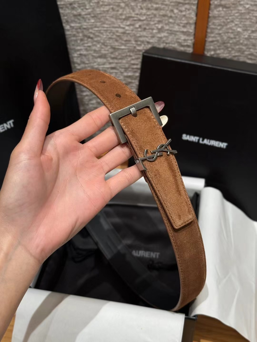 圣家新款腰带这款采用麂皮设计，背面采用小牛皮制作，质感满满，搭配复古五金方形针扣品牌logo标识，简约百