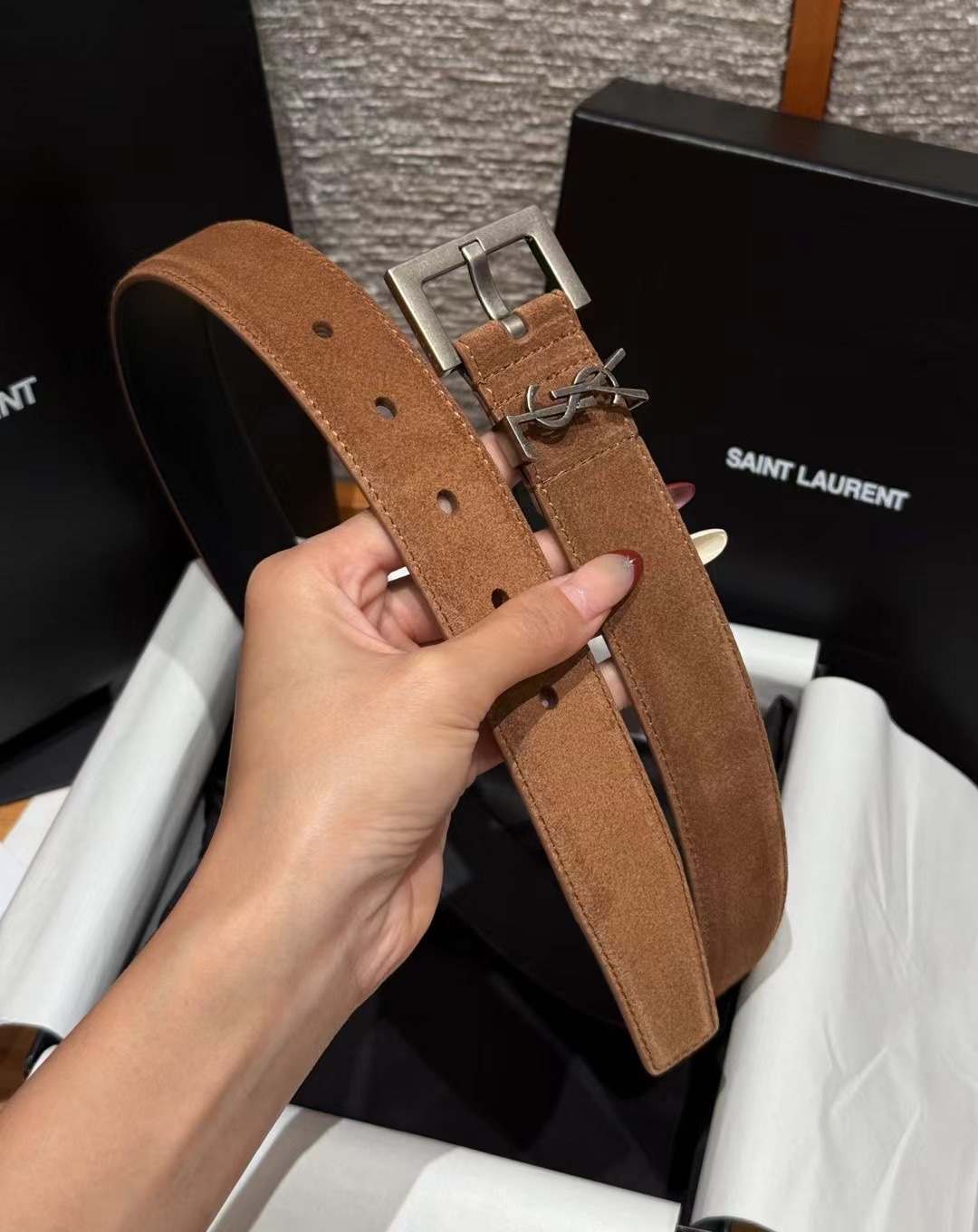 圣家新款腰带这款采用麂皮设计，背面采用小牛皮制作，质感满满，搭配复古五金方形针扣品牌logo标识，简约百