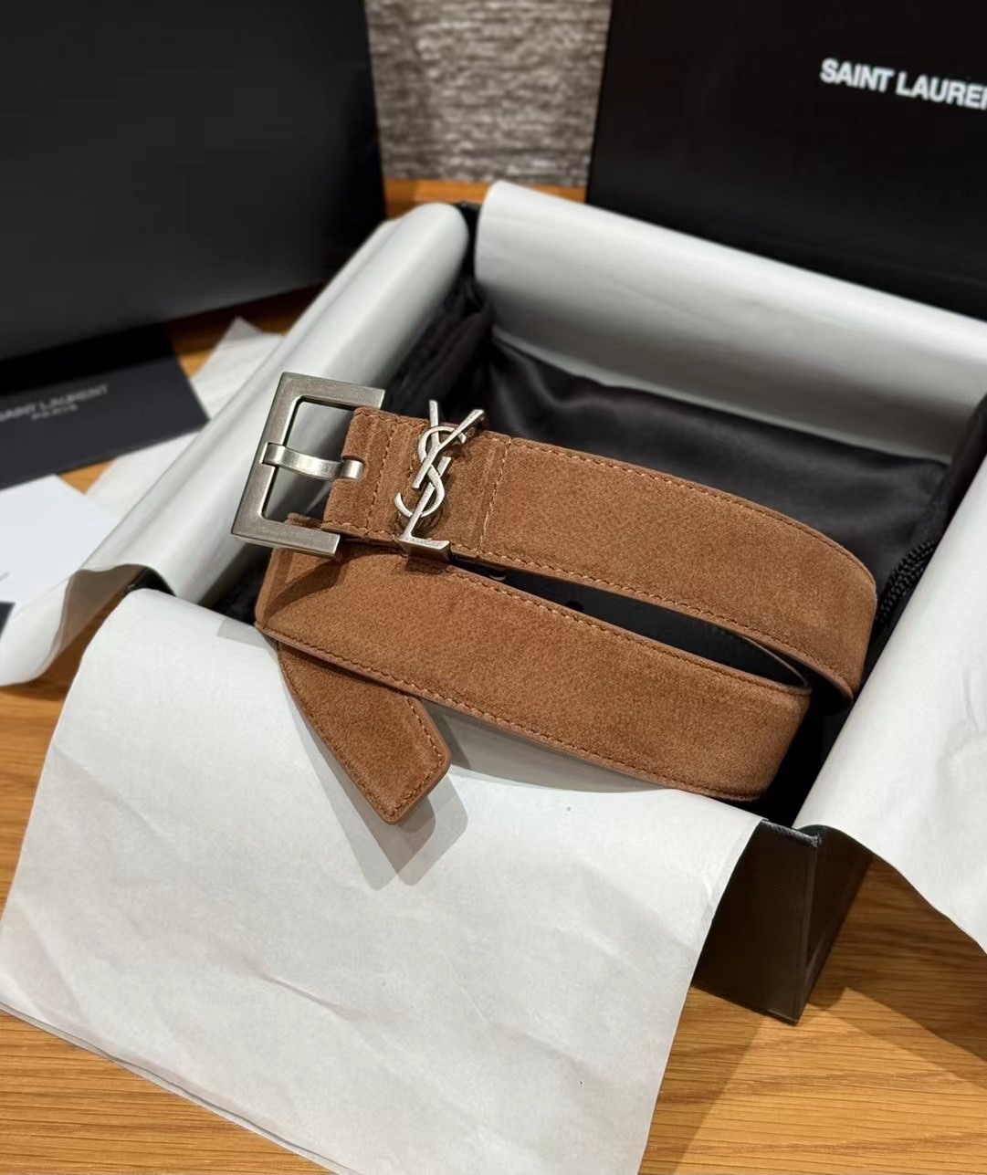 圣家新款腰带这款采用麂皮设计，背面采用小牛皮制作，质感满满，搭配复古五金方形针扣品牌logo标识，简约百