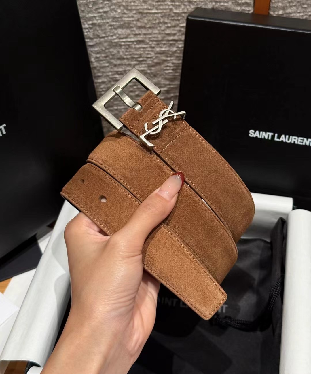 圣家新款腰带这款采用麂皮设计，背面采用小牛皮制作，质感满满，搭配复古五金方形针扣品牌logo标识，简约百