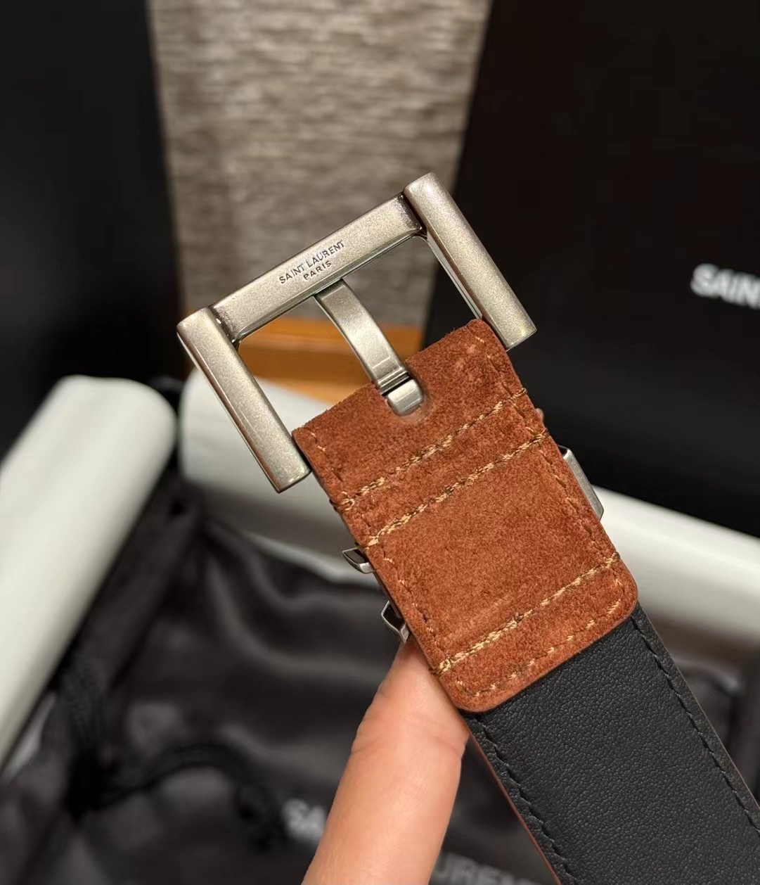 圣家新款腰带这款采用麂皮设计，背面采用小牛皮制作，质感满满，搭配复古五金方形针扣品牌logo标识，简约百