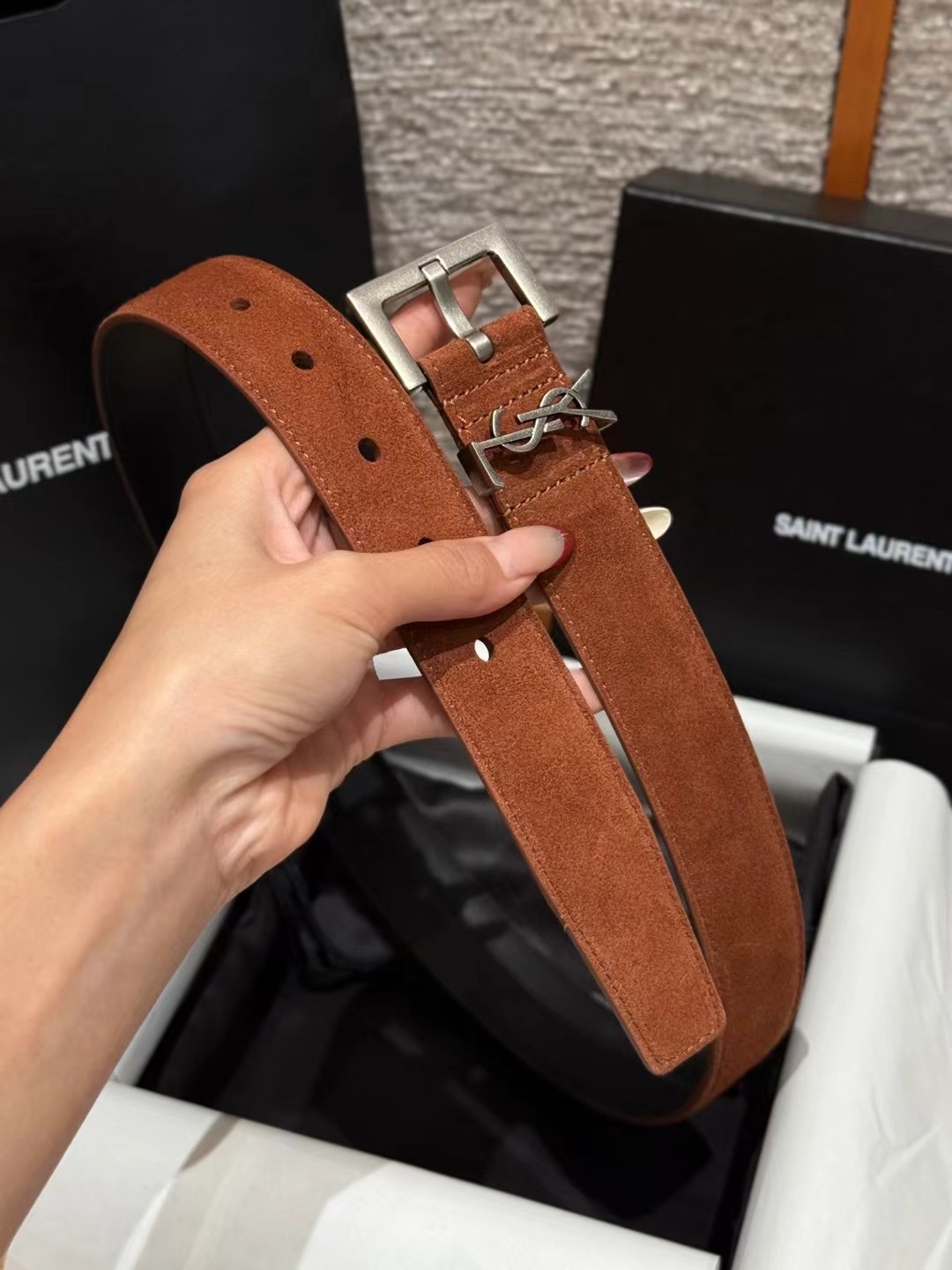 圣家新款腰带这款采用麂皮设计，背面采用小牛皮制作，质感满满，搭配复古五金方形针扣品牌logo标识，简约百