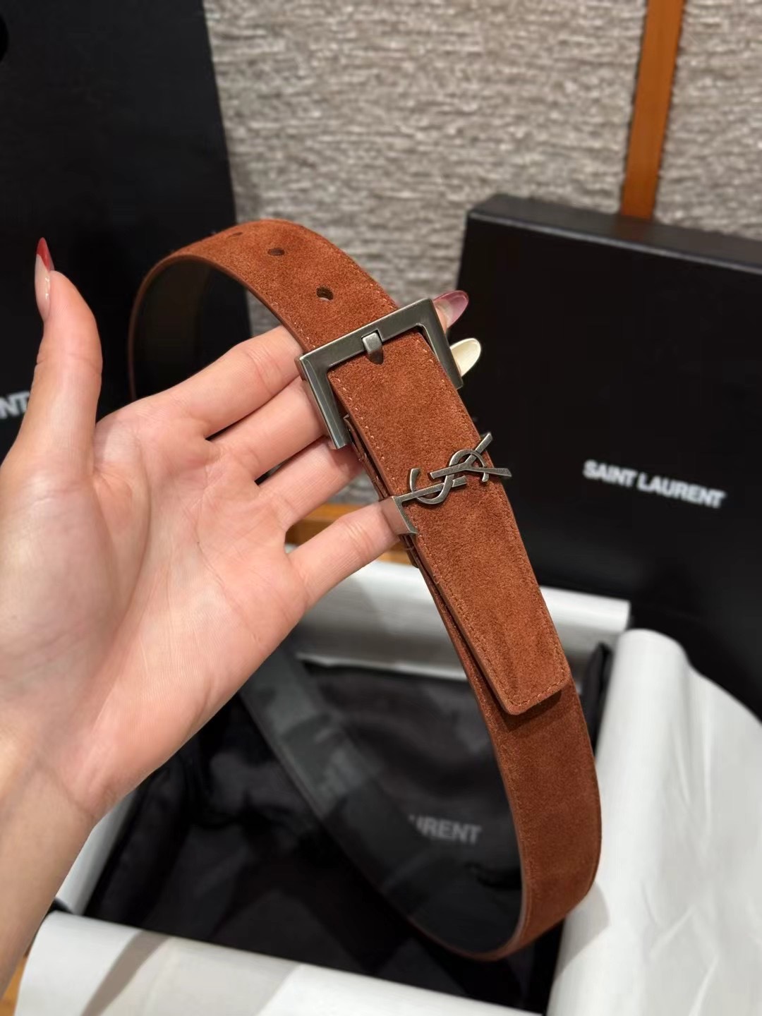 圣家新款腰带这款采用麂皮设计，背面采用小牛皮制作，质感满满，搭配复古五金方形针扣品牌logo标识，简约百