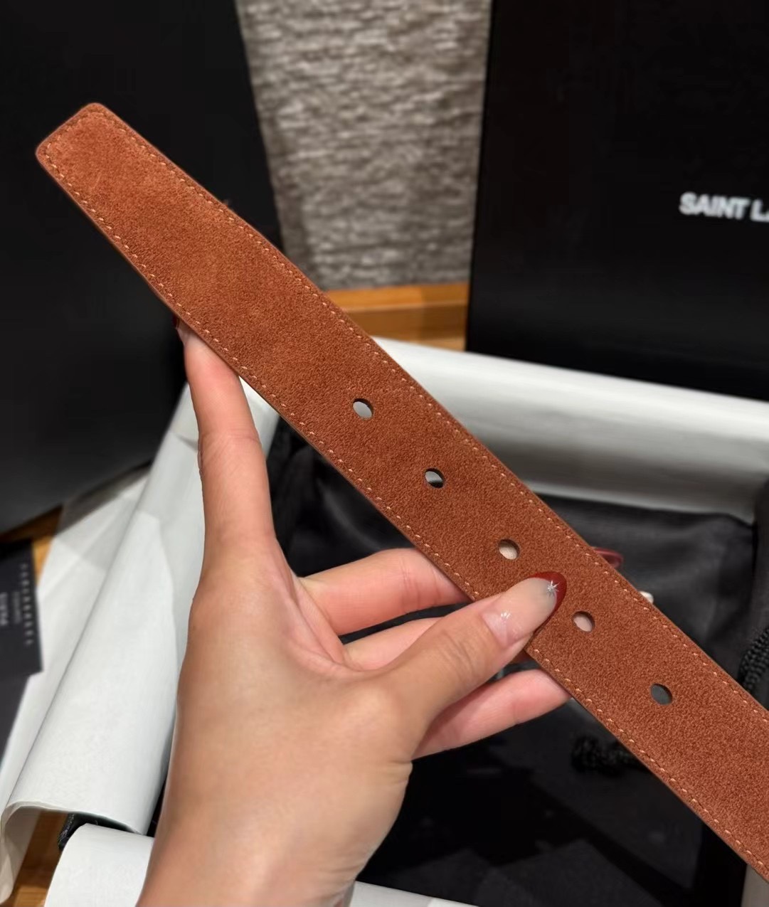 圣家新款腰带这款采用麂皮设计，背面采用小牛皮制作，质感满满，搭配复古五金方形针扣品牌logo标识，简约百