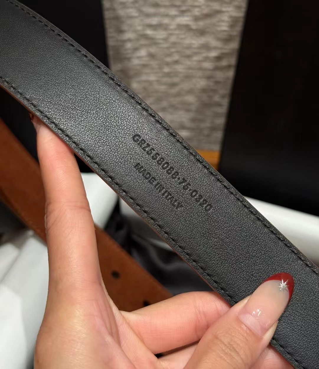 圣家新款腰带这款采用麂皮设计，背面采用小牛皮制作，质感满满，搭配复古五金方形针扣品牌logo标识，简约百