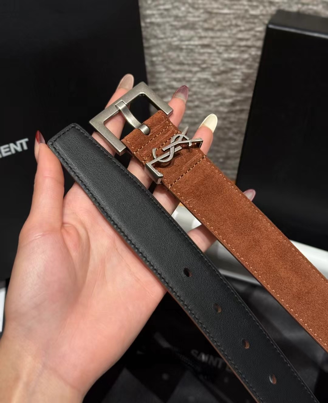圣家新款腰带这款采用麂皮设计，背面采用小牛皮制作，质感满满，搭配复古五金方形针扣品牌logo标识，简约百