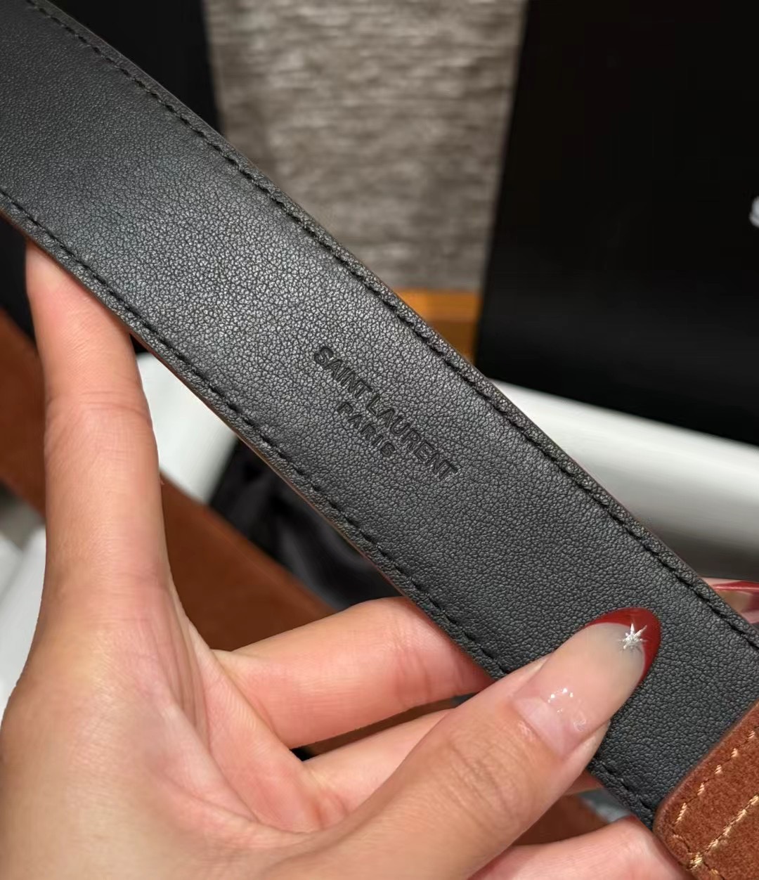 圣家新款腰带这款采用麂皮设计，背面采用小牛皮制作，质感满满，搭配复古五金方形针扣品牌logo标识，简约百