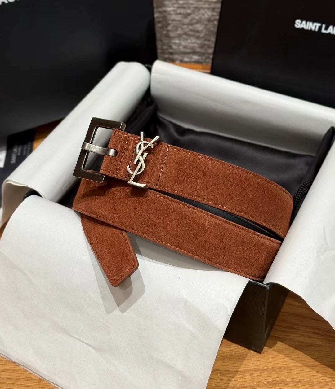 圣家新款腰带这款采用麂皮设计，背面采用小牛皮制作，质感满满，搭配复古五金方形针扣品牌logo标识，简约百