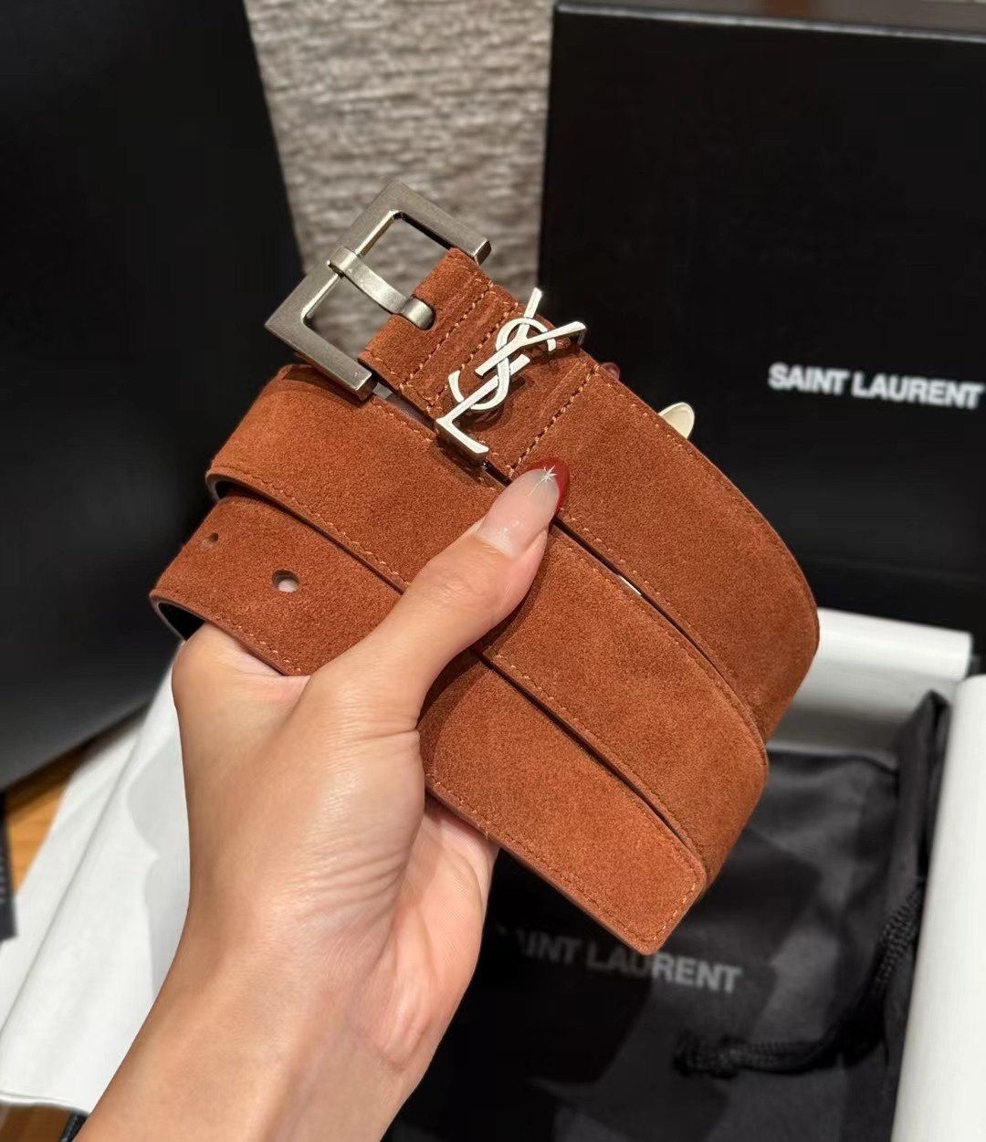 圣家新款腰带这款采用麂皮设计，背面采用小牛皮制作，质感满满，搭配复古五金方形针扣品牌logo标识，简约百