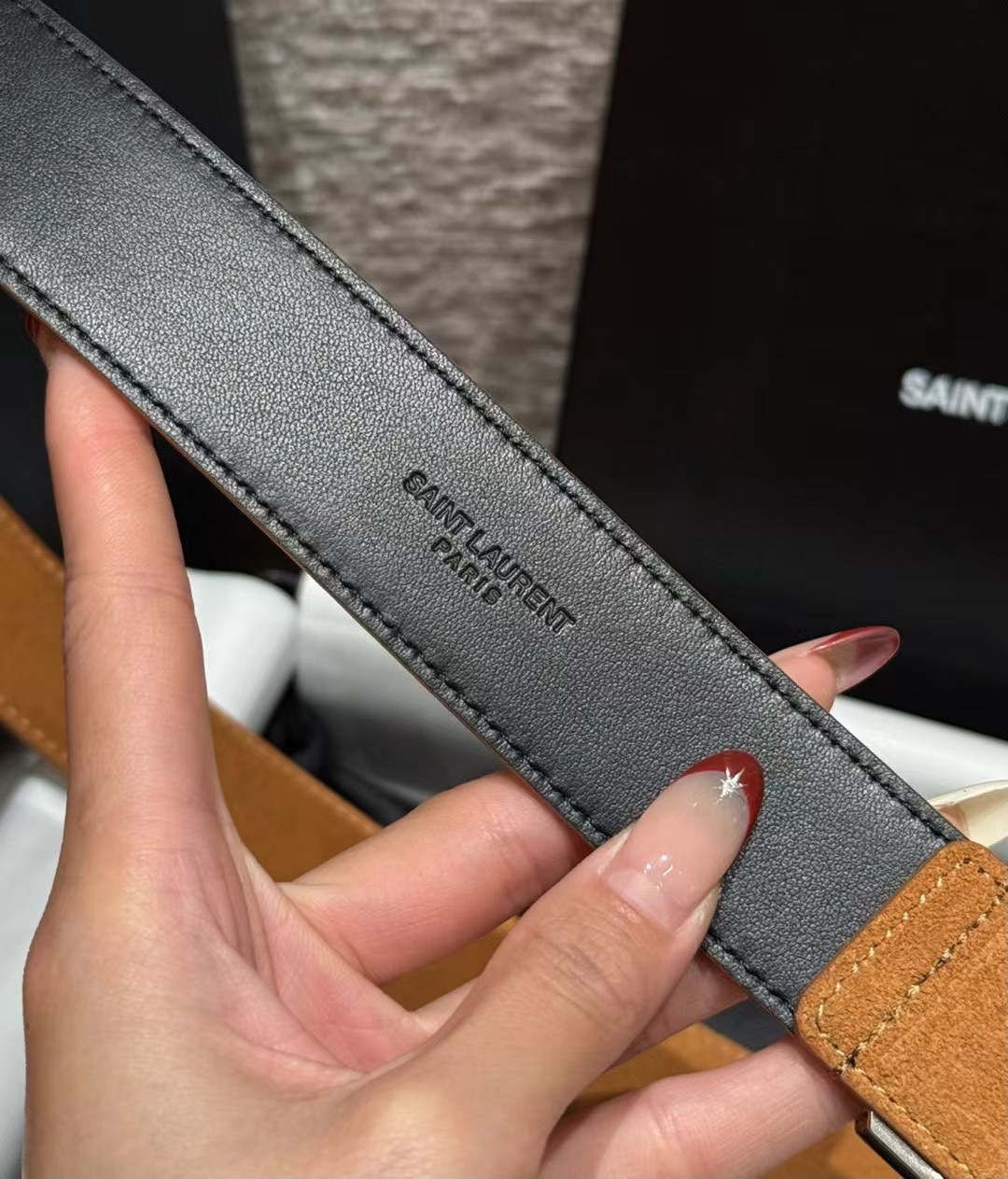 圣家新款腰带这款采用麂皮设计，背面采用小牛皮制作，质感满满，搭配复古五金方形针扣品牌logo标识，简约百