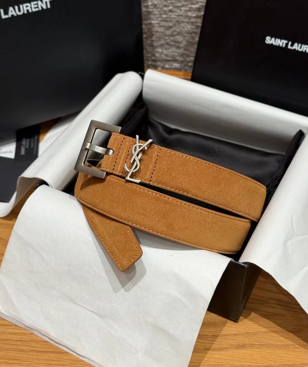 圣家新款腰带这款采用麂皮设计，背面采用小牛皮制作，质感满满，搭配复古五金方形针扣品牌logo标识，简约百