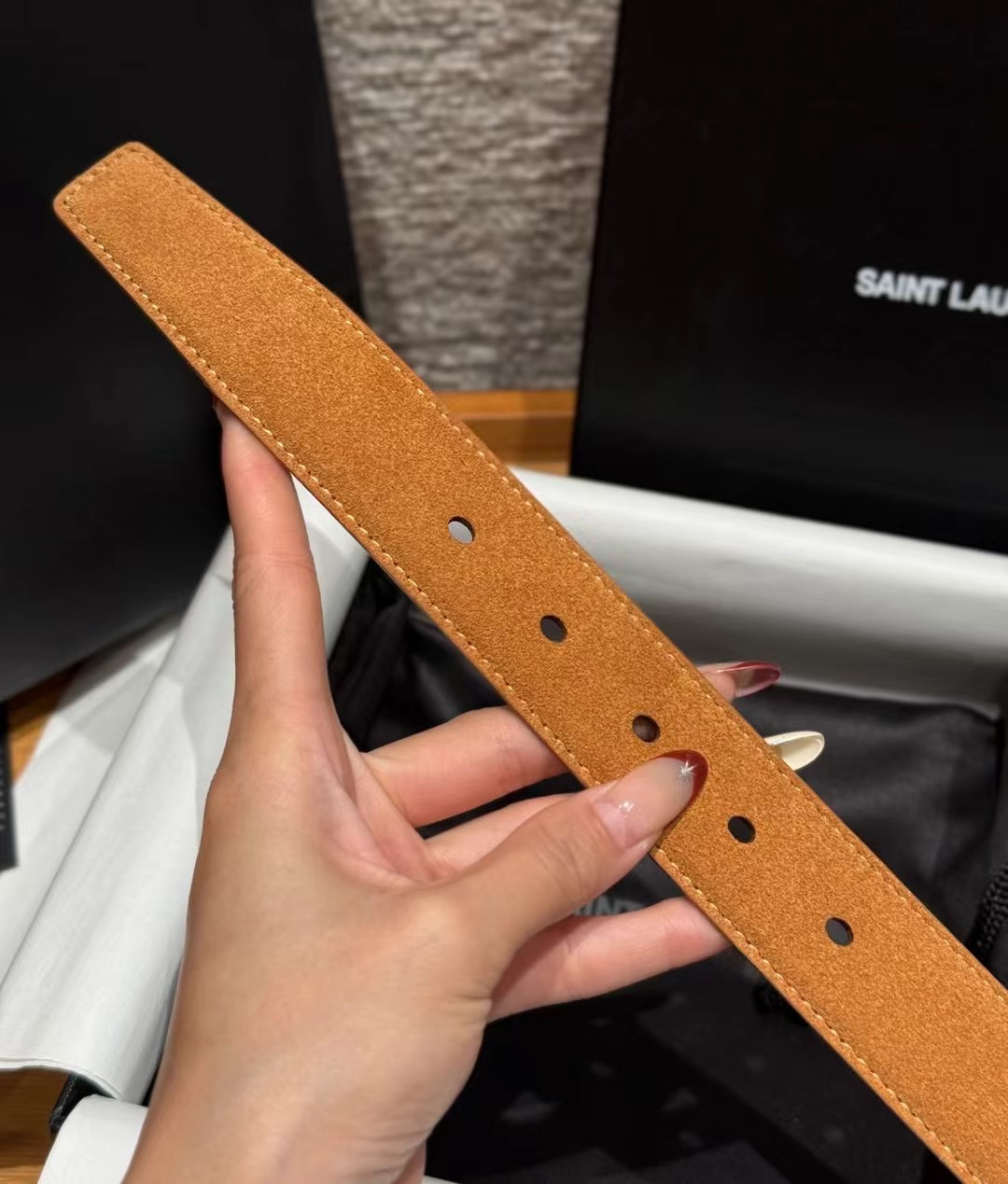 圣家新款腰带这款采用麂皮设计，背面采用小牛皮制作，质感满满，搭配复古五金方形针扣品牌logo标识，简约百