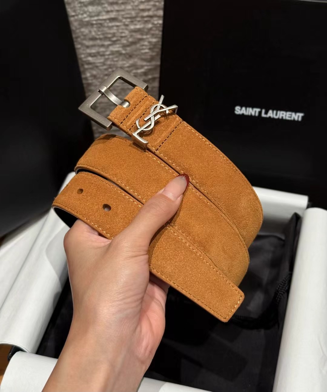 圣家新款腰带这款采用麂皮设计，背面采用小牛皮制作，质感满满，搭配复古五金方形针扣品牌logo标识，简约百