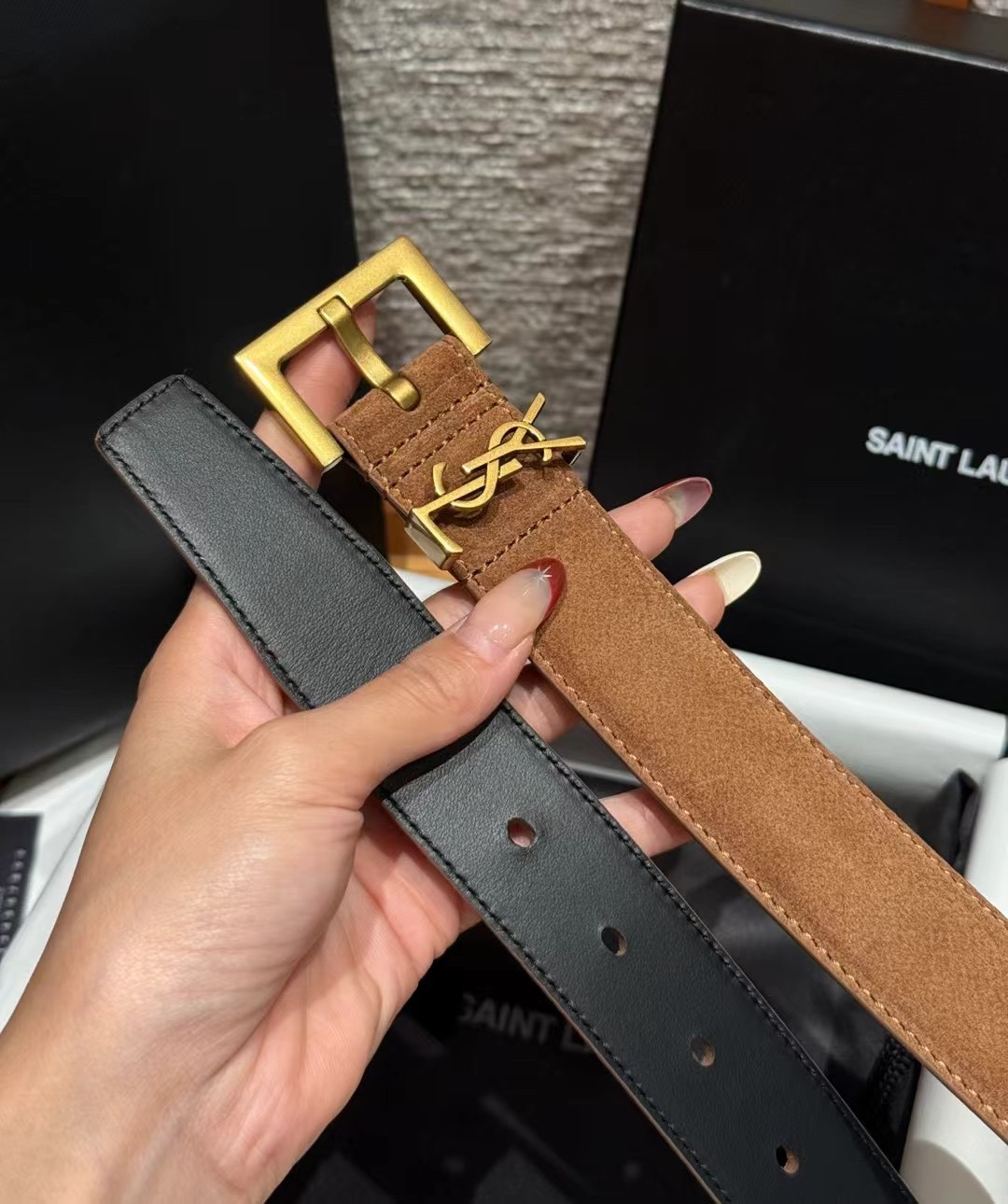 圣家新款腰带这款采用麂皮设计，背面采用小牛皮制作，质感满满，搭配复古五金方形针扣品牌logo标识，简约百