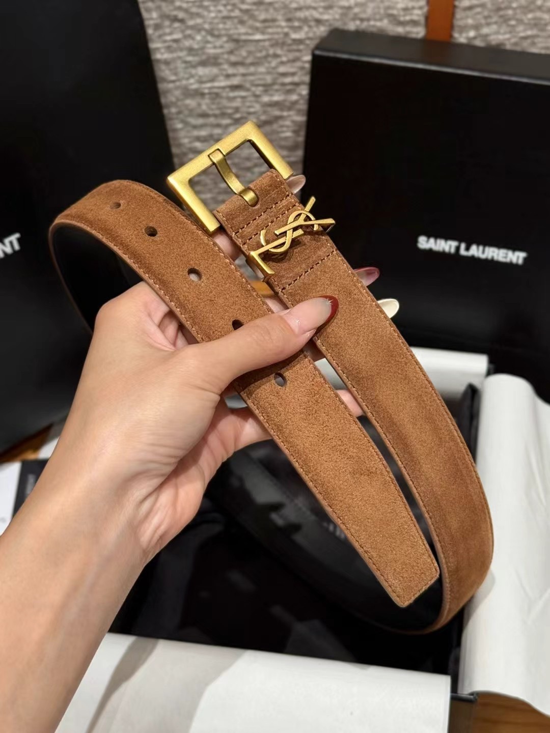 圣家新款腰带这款采用麂皮设计，背面采用小牛皮制作，质感满满，搭配复古五金方形针扣品牌logo标识，简约百