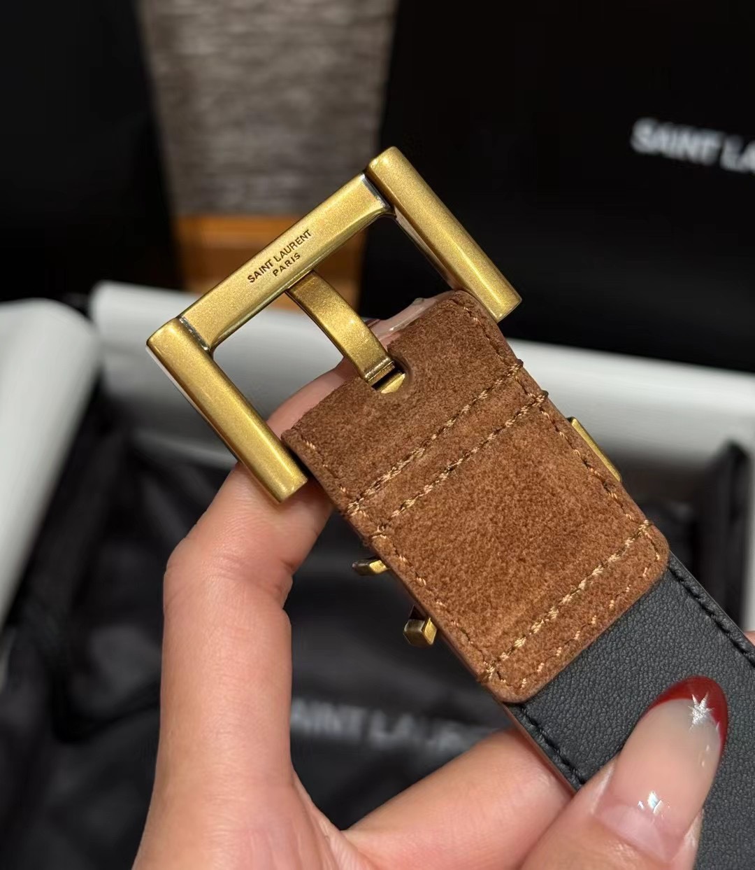 圣家新款腰带这款采用麂皮设计，背面采用小牛皮制作，质感满满，搭配复古五金方形针扣品牌logo标识，简约百