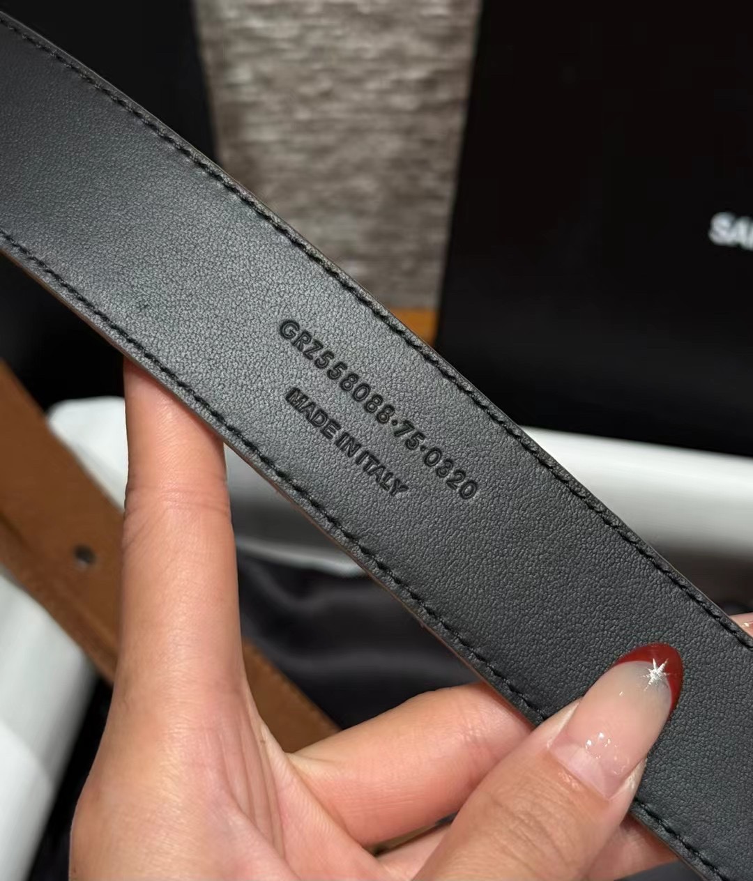 圣家新款腰带这款采用麂皮设计，背面采用小牛皮制作，质感满满，搭配复古五金方形针扣品牌logo标识，简约百