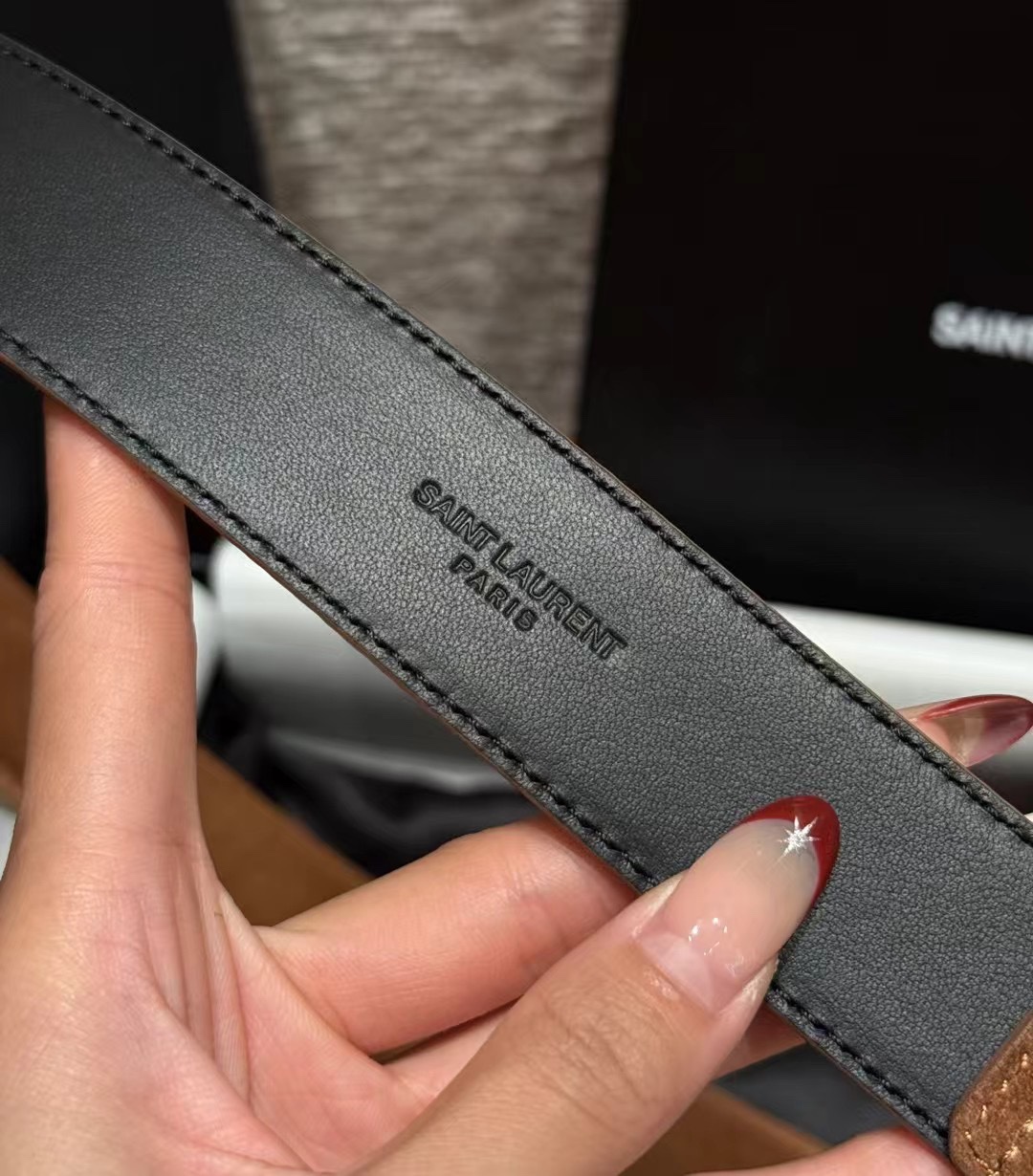 圣家新款腰带这款采用麂皮设计，背面采用小牛皮制作，质感满满，搭配复古五金方形针扣品牌logo标识，简约百