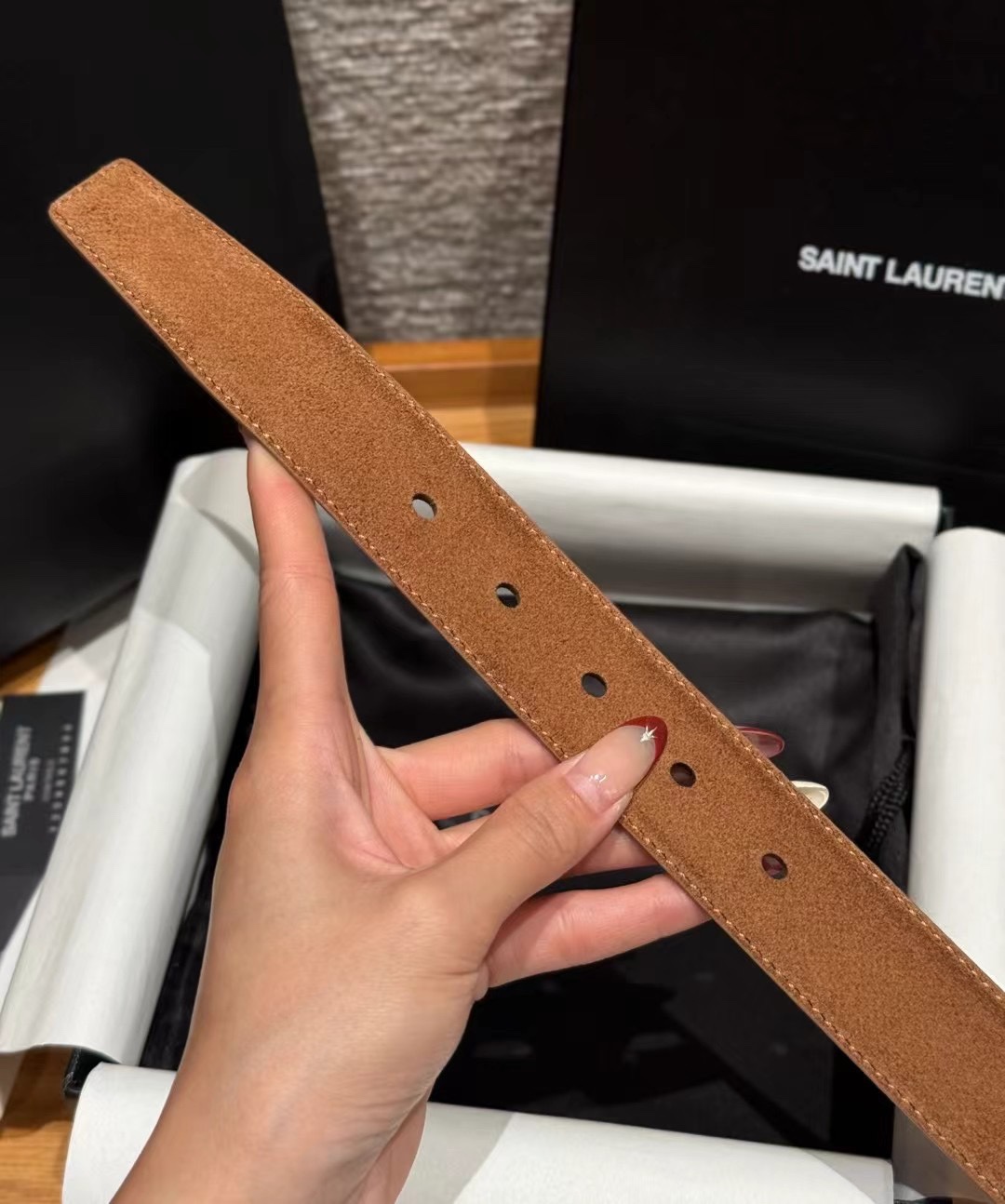 圣家新款腰带这款采用麂皮设计，背面采用小牛皮制作，质感满满，搭配复古五金方形针扣品牌logo标识，简约百