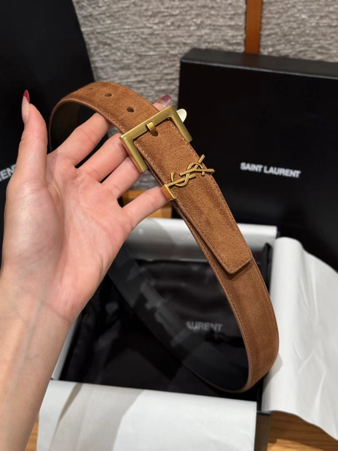 圣家新款腰带这款采用麂皮设计，背面采用小牛皮制作，质感满满，搭配复古五金方形针扣品牌logo标识，简约百