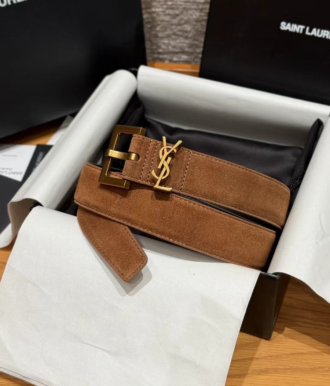 圣家新款腰带这款采用麂皮设计，背面采用小牛皮制作，质感满满，搭配复古五金方形针扣品牌logo标识，简约百