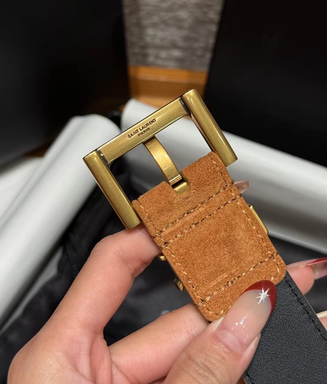 圣家新款腰带这款采用麂皮设计，背面采用小牛皮制作，质感满满，搭配复古五金方形针扣品牌logo标识，简约百