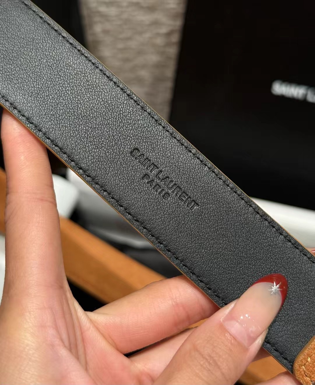 圣家新款腰带这款采用麂皮设计，背面采用小牛皮制作，质感满满，搭配复古五金方形针扣品牌logo标识，简约百