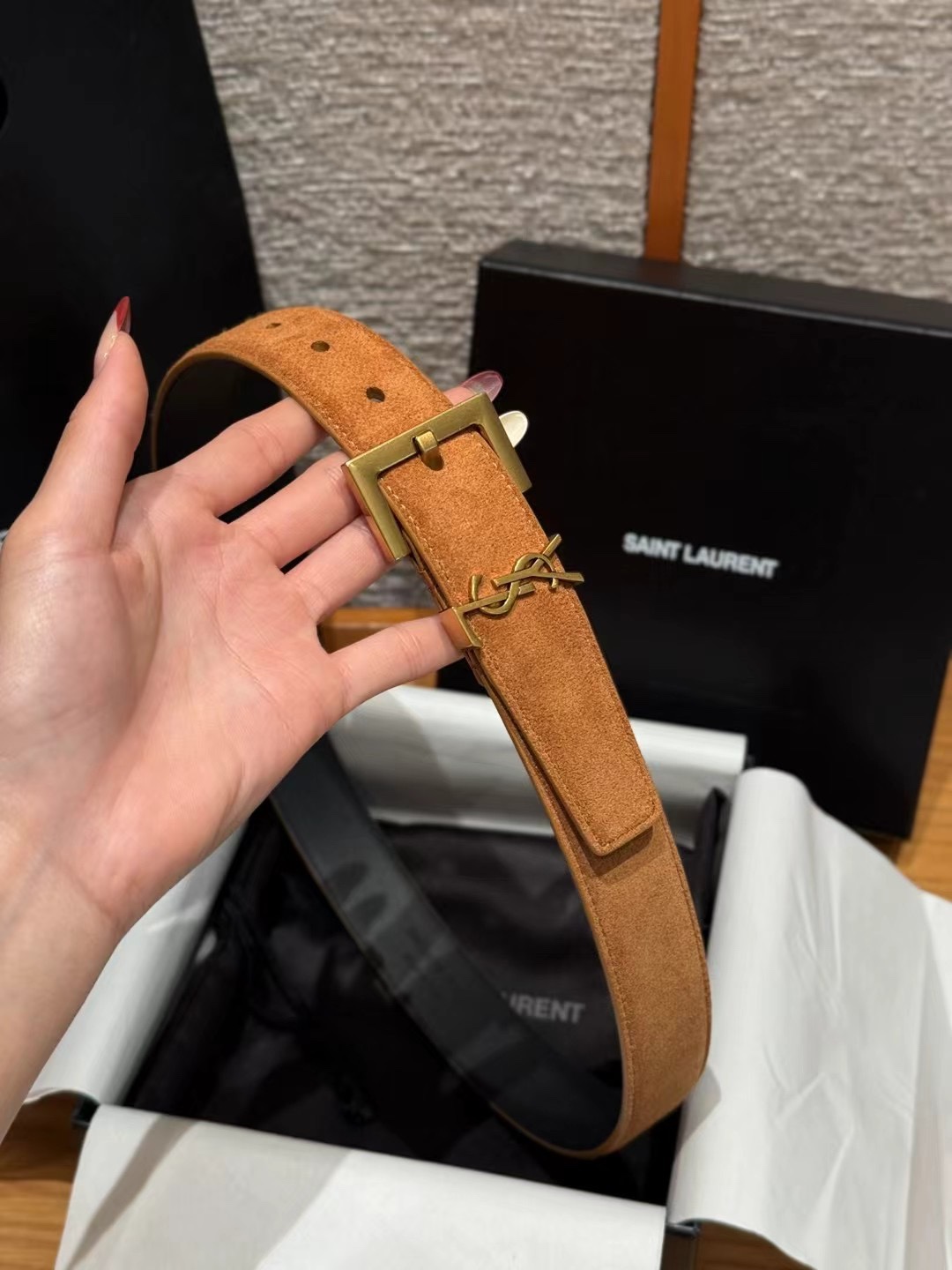 圣家新款腰带这款采用麂皮设计，背面采用小牛皮制作，质感满满，搭配复古五金方形针扣品牌logo标识，简约百