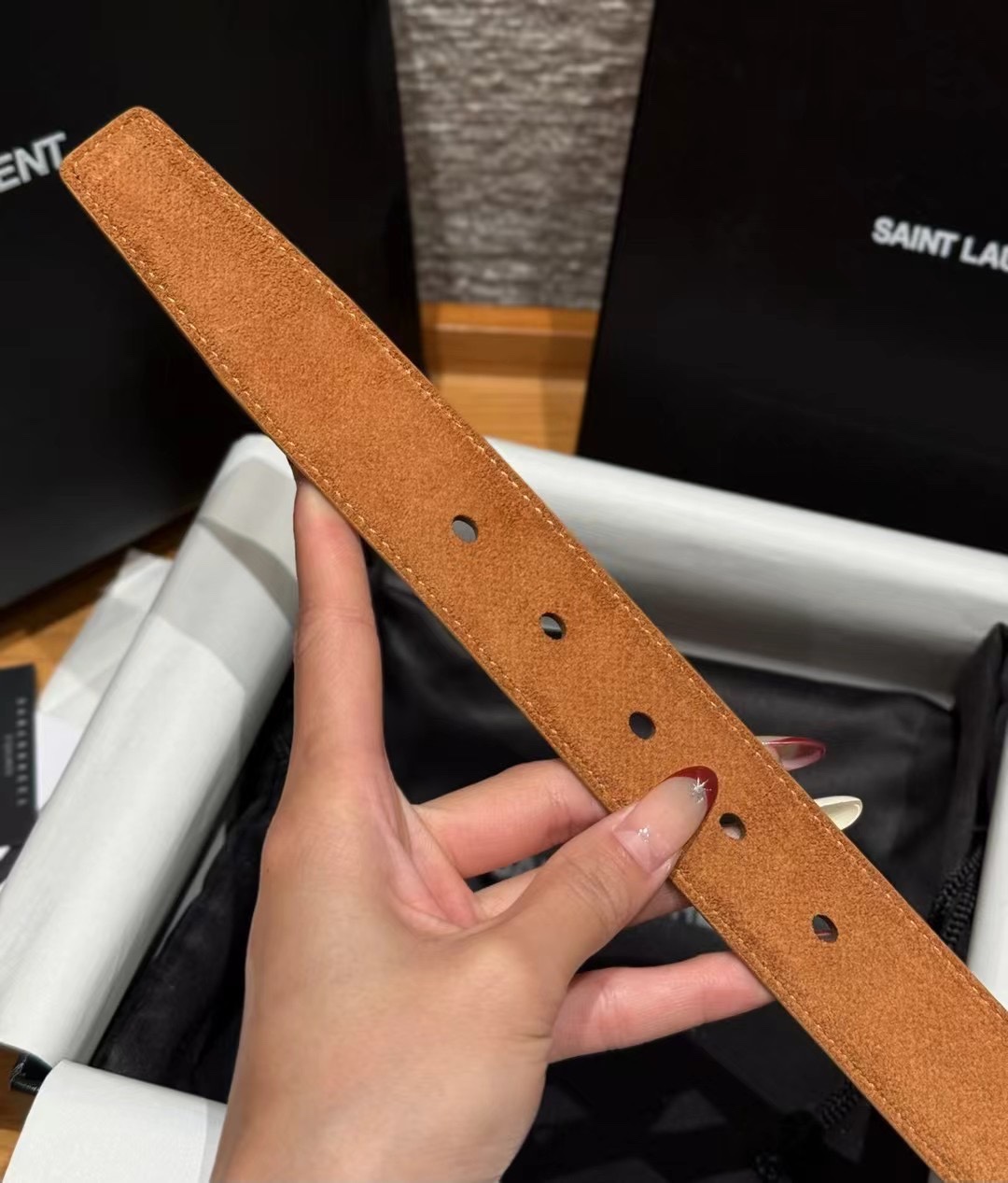 圣家新款腰带这款采用麂皮设计，背面采用小牛皮制作，质感满满，搭配复古五金方形针扣品牌logo标识，简约百
