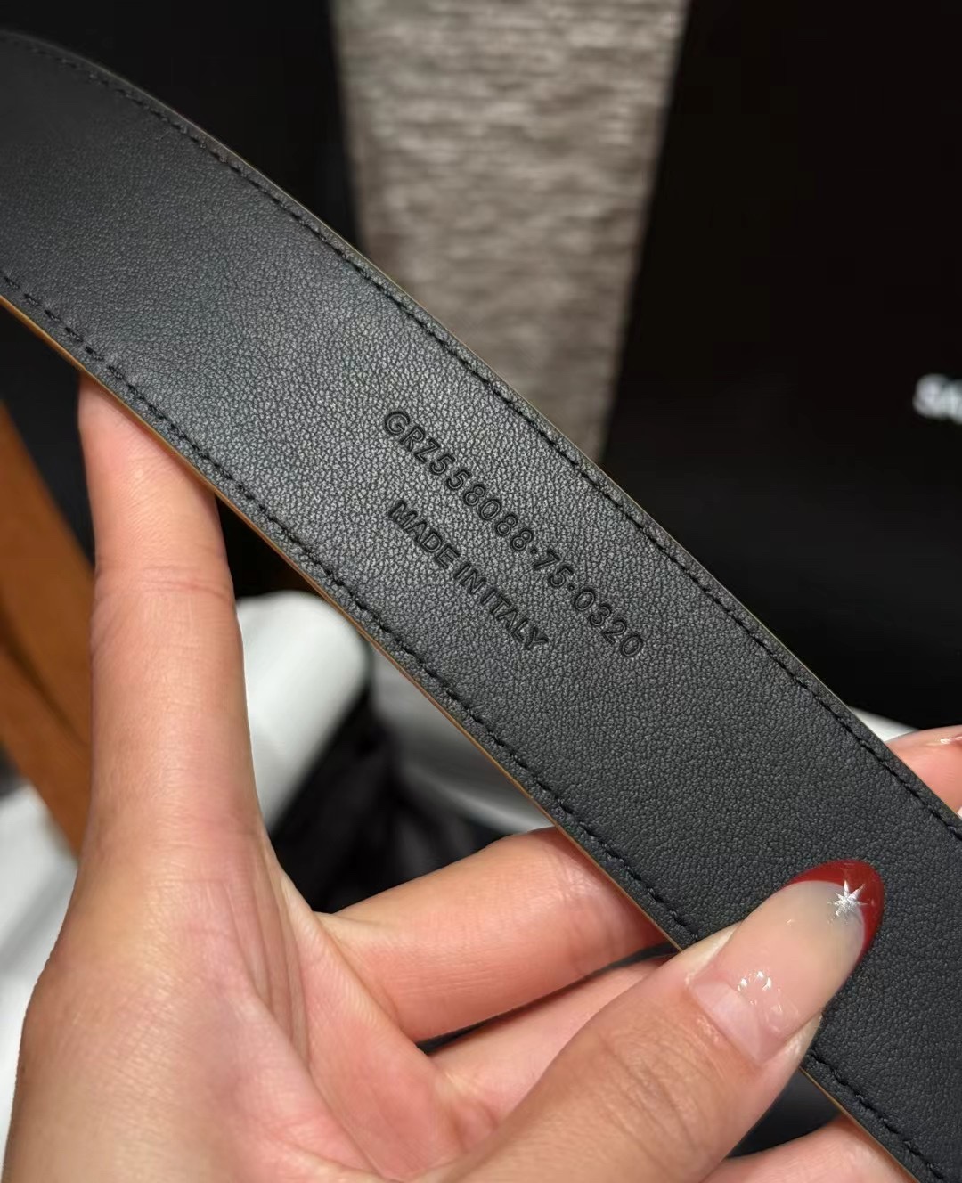 圣家新款腰带这款采用麂皮设计，背面采用小牛皮制作，质感满满，搭配复古五金方形针扣品牌logo标识，简约百