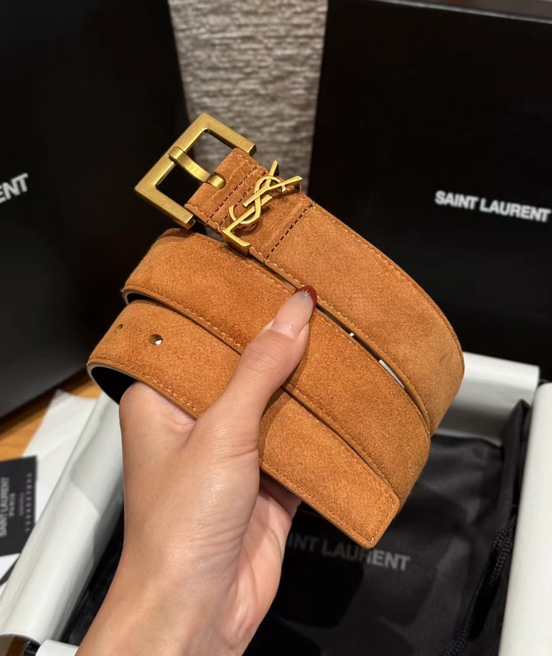 圣家新款腰带这款采用麂皮设计，背面采用小牛皮制作，质感满满，搭配复古五金方形针扣品牌logo标识，简约百