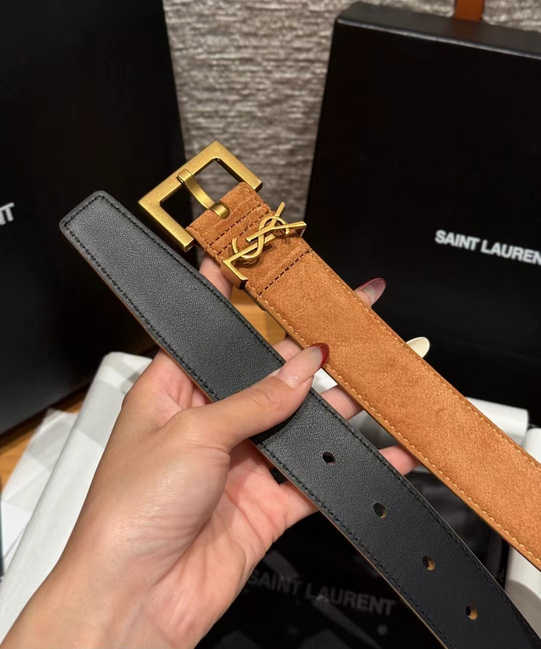 圣家新款腰带这款采用麂皮设计，背面采用小牛皮制作，质感满满，搭配复古五金方形针扣品牌logo标识，简约百