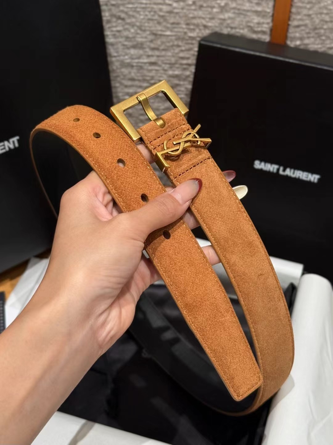 圣家新款腰带这款采用麂皮设计，背面采用小牛皮制作，质感满满，搭配复古五金方形针扣品牌logo标识，简约百