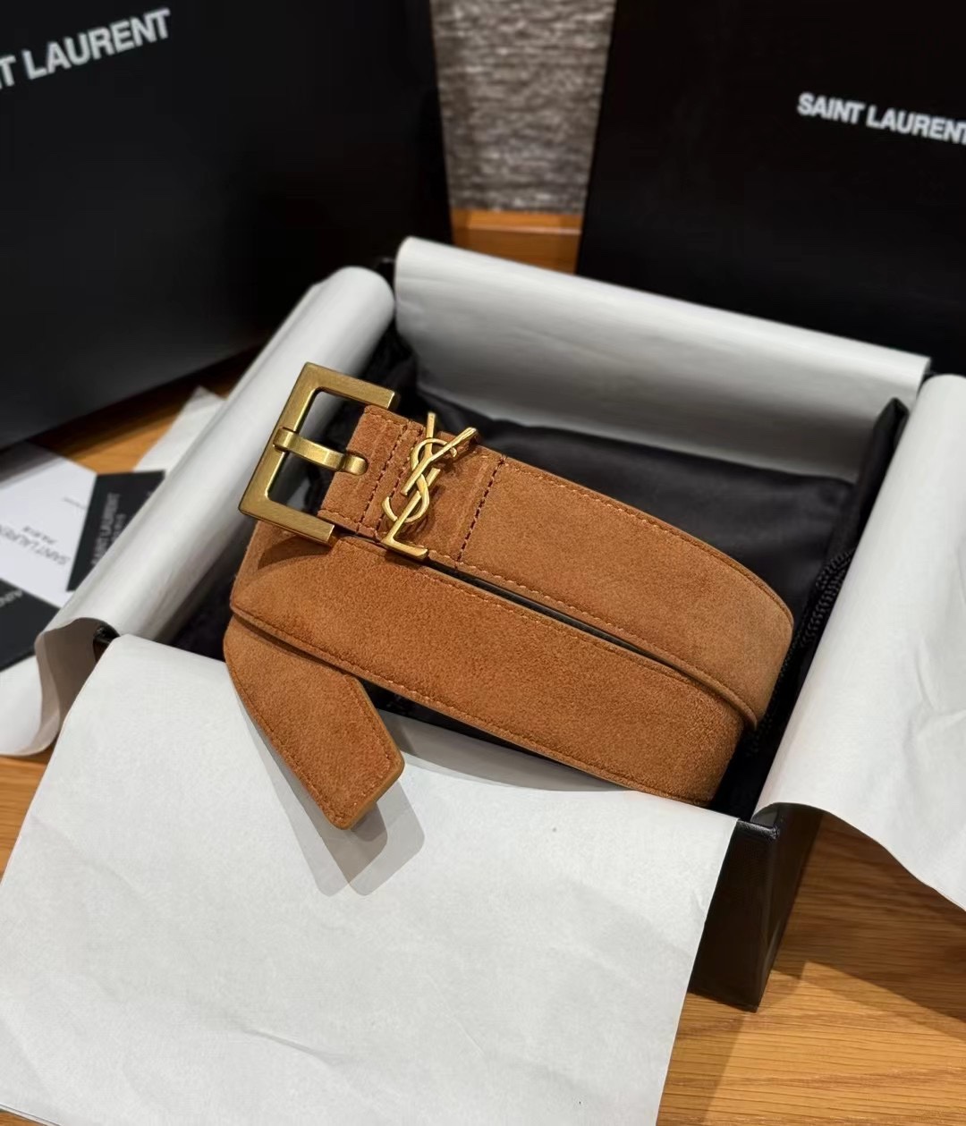 圣家新款腰带这款采用麂皮设计，背面采用小牛皮制作，质感满满，搭配复古五金方形针扣品牌logo标识，简约百