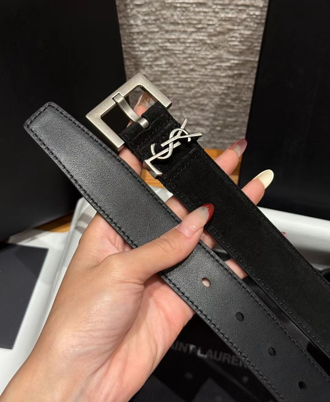 圣家新款腰带这款采用麂皮设计，背面采用小牛皮制作，质感满满，搭配复古五金方形针扣品牌logo标识，简约百