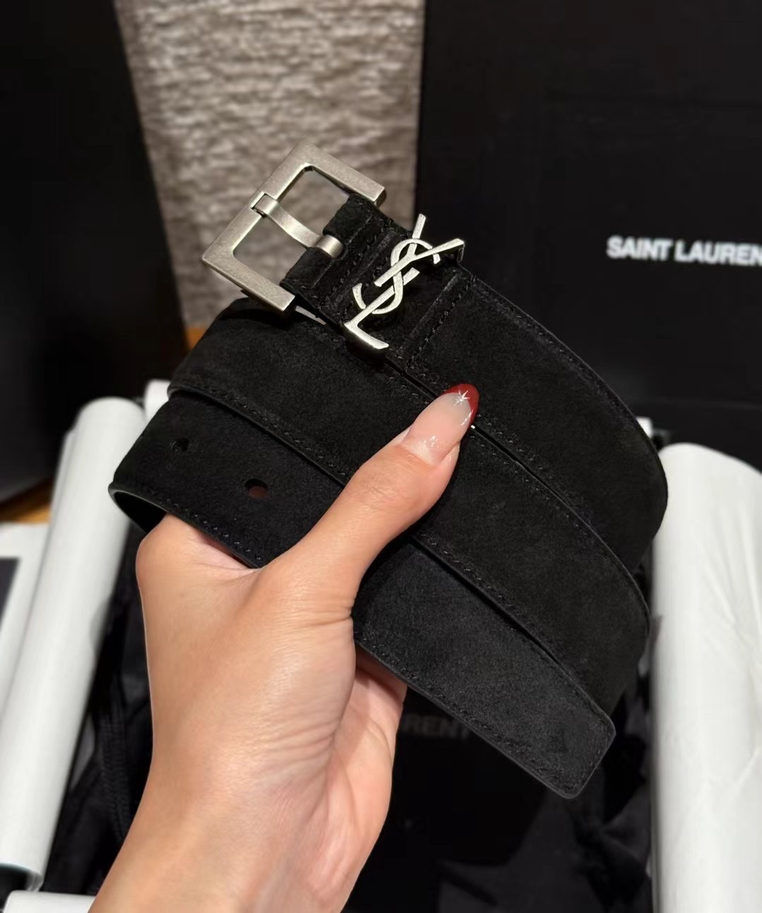 圣家新款腰带这款采用麂皮设计，背面采用小牛皮制作，质感满满，搭配复古五金方形针扣品牌logo标识，简约百