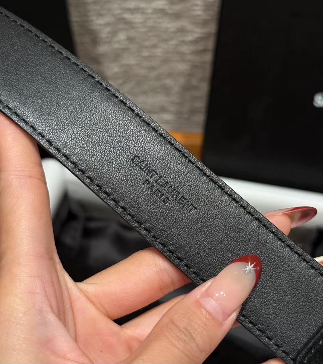 圣家新款腰带这款采用麂皮设计，背面采用小牛皮制作，质感满满，搭配复古五金方形针扣品牌logo标识，简约百