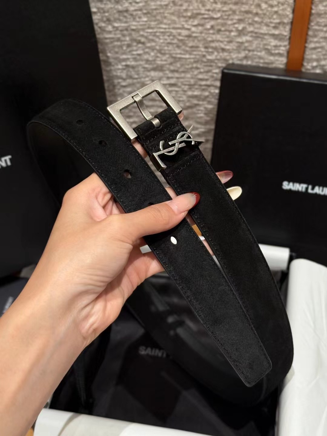 圣家新款腰带这款采用麂皮设计，背面采用小牛皮制作，质感满满，搭配复古五金方形针扣品牌logo标识，简约百